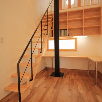 階段下を有効活用した収納と作業スペース